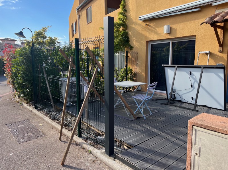 Réfection d'une terrasse d'un rez de jardin avec remplacement des clotures et mise en place d'une Haie Artificielle à Antibes dans les Alpes Maritimes