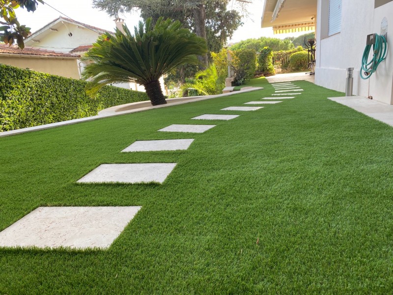 Aménagement d’une pelouse synthétique et pas japonais à Cannes