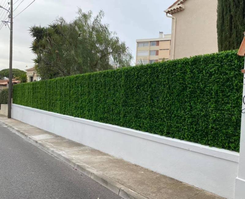 Réfection d’une clôture en mauvais état. Mise en place d’un brise-vue modèle Lentisque à Antibes