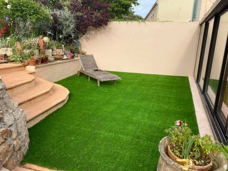 Installation et découpe sur mesure d’un gazon synthétique sur une terrasse carrelée à Antibes