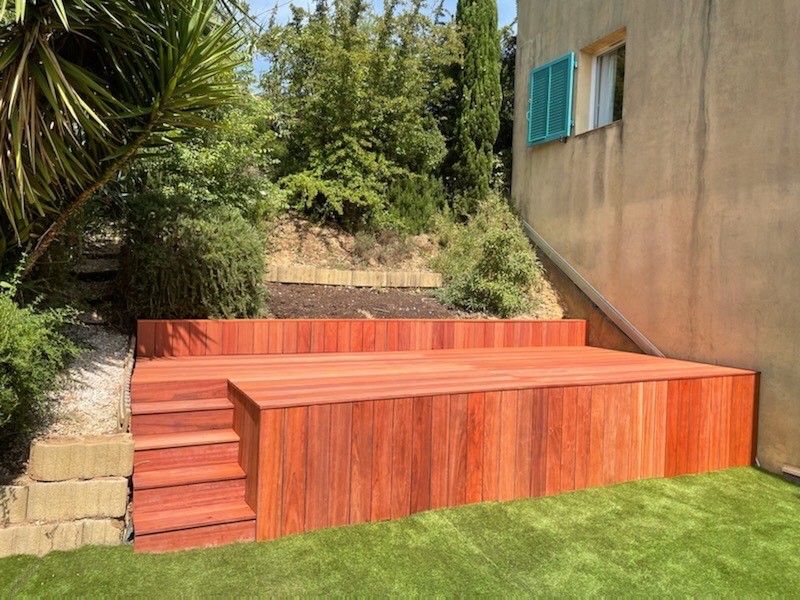 Réalisation d’une terrasse en Padouk dans un talus à Cagnes sur mer