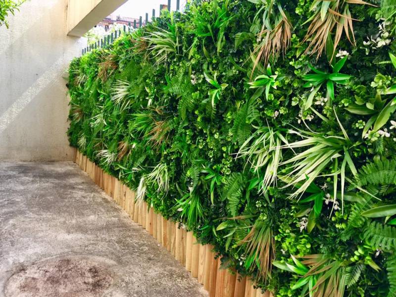 Pose d'un mur artificiel exotique dans un jardin urbain dans le Vieil Antibes