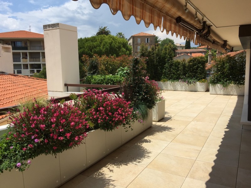 décoration florale de terrasse par entreprise à Cannes