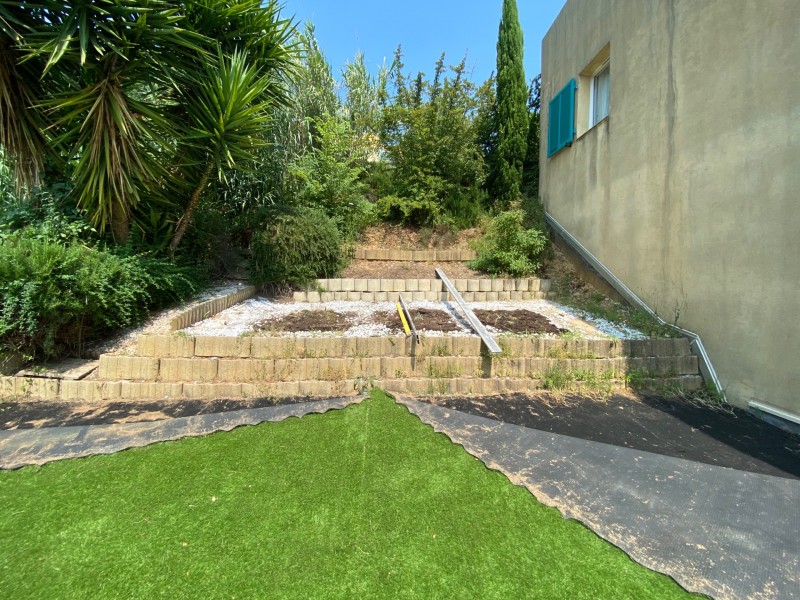 Réalisation d’une terrasse en Padouk dans un talus à Cagnes sur mer