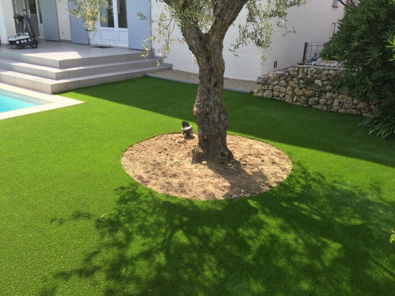 Aménagement d’une pelouse synthétique autour d’une piscine à Vallauris