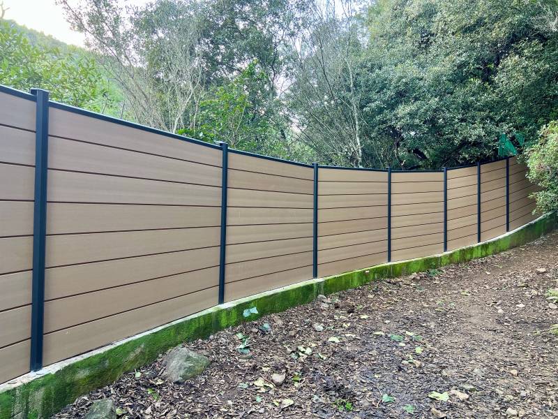 Palissade design sur terrain en pente à Cannes