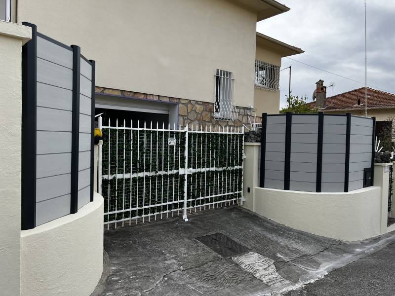 Installation d'une palissade en PVC recyclé et aluminium de 1,6 m de hauteur à Cagnes sur Mer