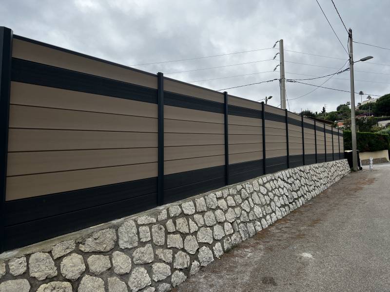 Clôture Océwood en PVC recyclé et aluminium installée à Le Cannet